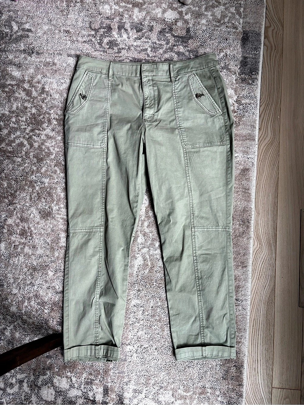 White House Black Market Cargo Pants in Green Size 12 Like New
